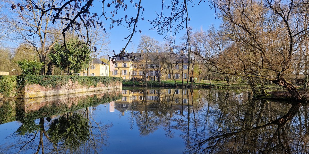 Blick von der neuen Sitzgruppe an Schloss Crassenstein